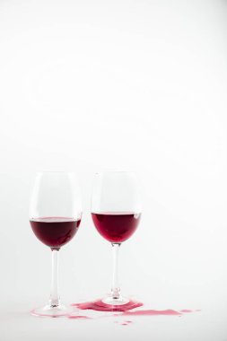 red wine in glasses clipart
