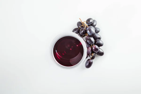 Rode wijn in glas en druiven — Stockfoto