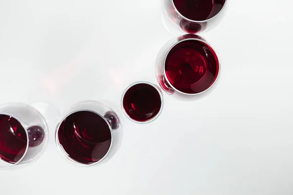 Czerwone wino w kieliszkach — Zdjęcie stockowe