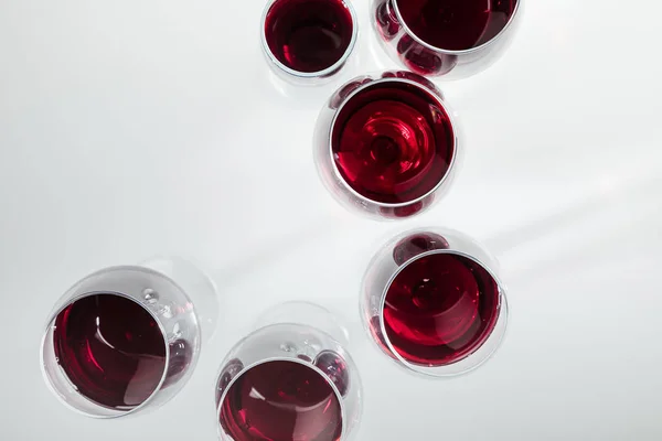 Vinho tinto em copos — Fotografia de Stock