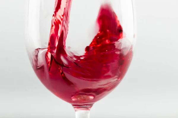 Вино наливається в склянку — стокове фото
