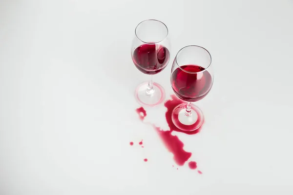 Κόκκινο κρασί σε ποτήρια — Φωτογραφία Αρχείου