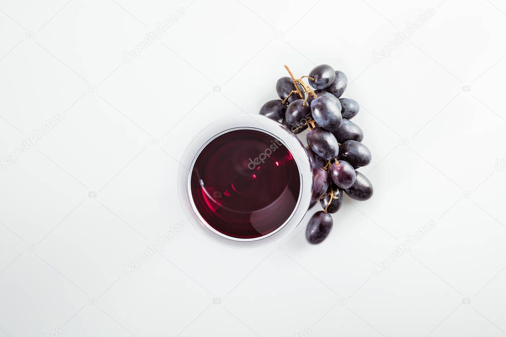 red wine in glass and grapes