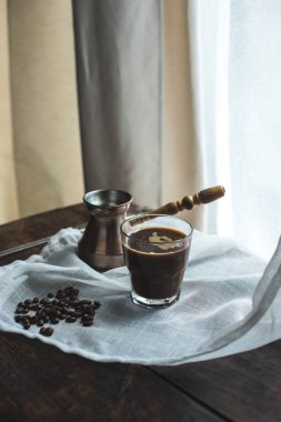 Beyaz kumaş üzerine Türk kahvesi 