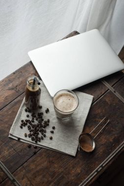 Kahve içecek ve cappucino bardak