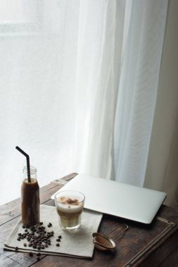 Kahve içecek ve cappucino bardak