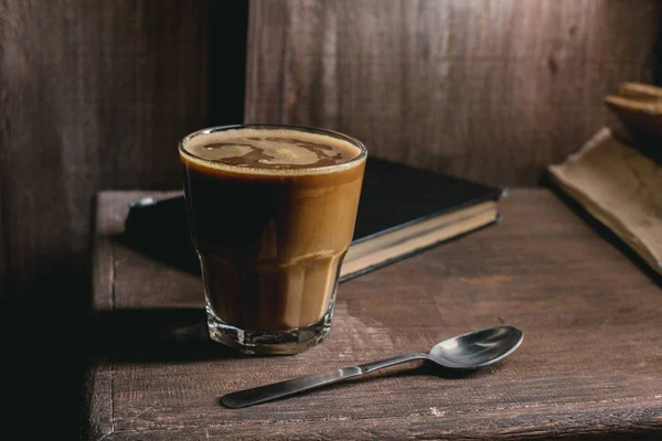 Bardak kahve ve eski kitap — Stok fotoğraf