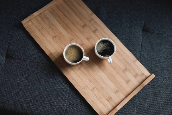 Kawa na drewnianej tacy — Zdjęcie stockowe
