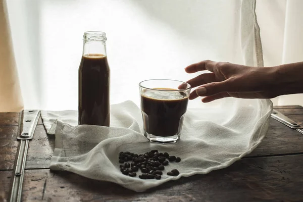 Kişi alma bardak kahve — Stok fotoğraf