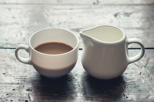 Csésze kávé tejjel és kancsó — Stock Fotó