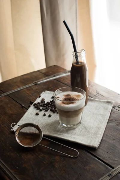 Bebida de café e vidro de cappuccino — Fotografia de Stock
