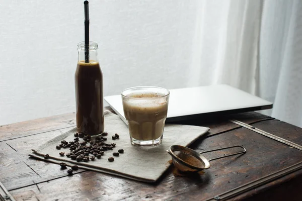 Кофе и стакан капучино — стоковое фото