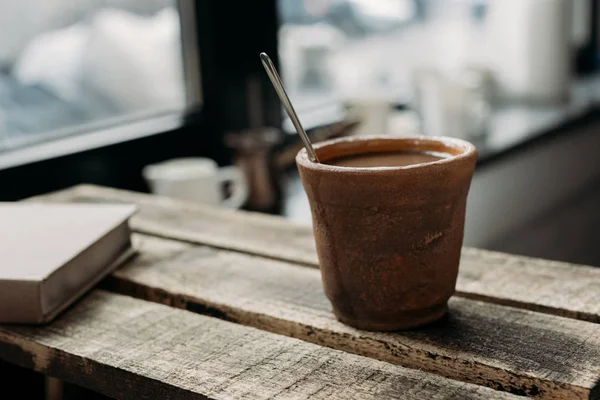 Tasse Kaffee aus Ton mit Milch — Stockfoto