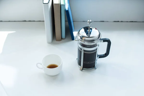 Γαλλικό τύπο με φλιτζάνι καφέ — Φωτογραφία Αρχείου