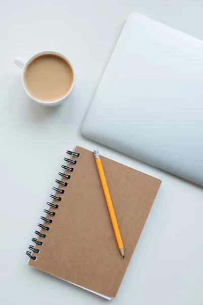 Laptop, anteckningar och kopp kaffe — Stockfoto