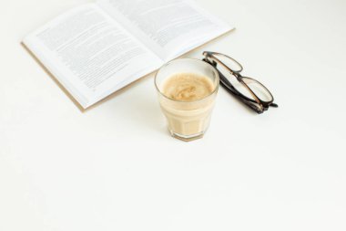 kahve, gözlük ve kitap 