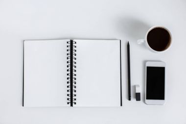 boş not defteri ve smartphone