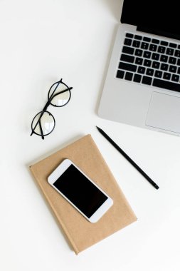 dizüstü bilgisayar, akıllı telefon ve not defteri 