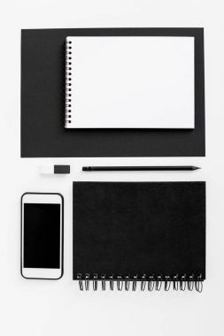Smartphone, not defterleri ve ofis malzemeleri