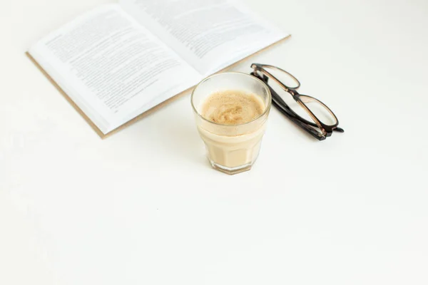 Koffie, brillen en boek — Stockfoto