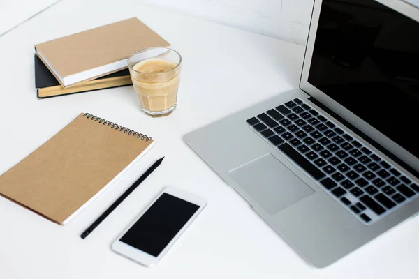 Laptop, smartphone e notepad — Fotografia de Stock