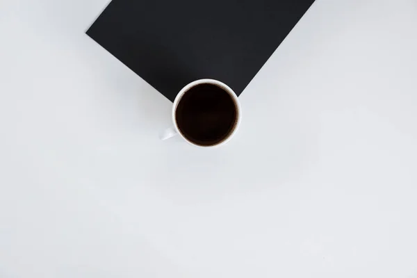 Taza de café sobre papel negro —  Fotos de Stock