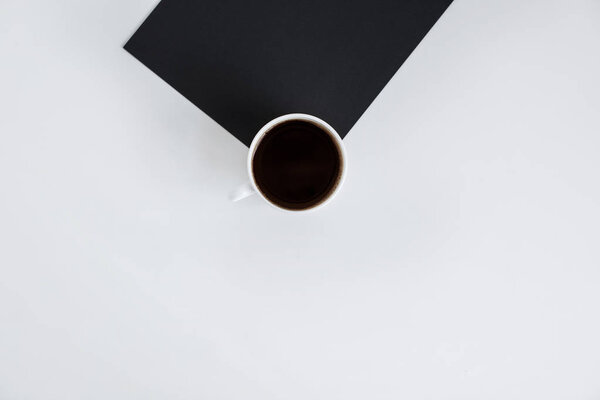 чашка кофе на черной бумаге
