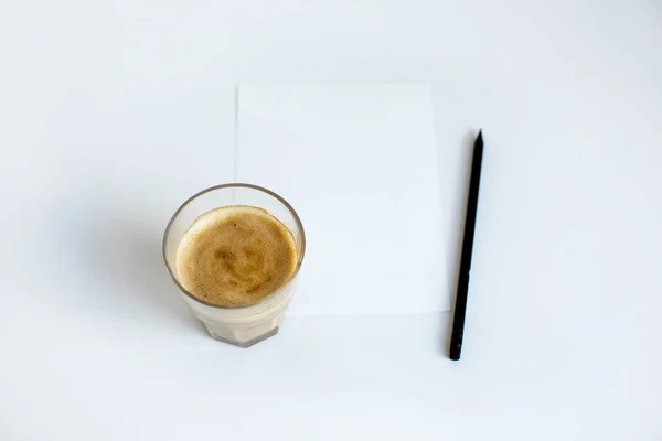 Koffie op papier met potlood — Stockfoto
