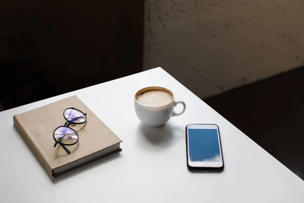 Copa de café y teléfono inteligente — Foto de Stock