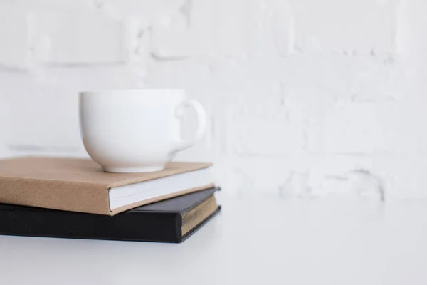 Taza de café en los libros — Foto de Stock
