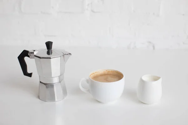 Pressa francese, caffè e barattolo di latte — Foto Stock