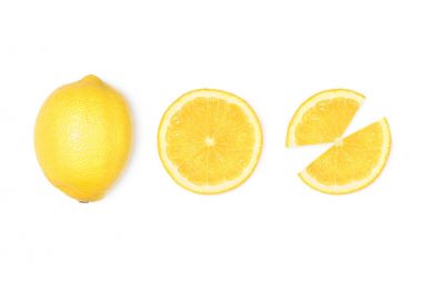Taze limon dilimleri ile