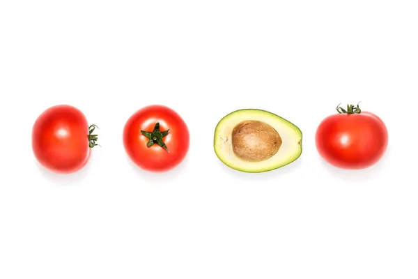 Tomates y la mitad de aguacate —  Fotos de Stock