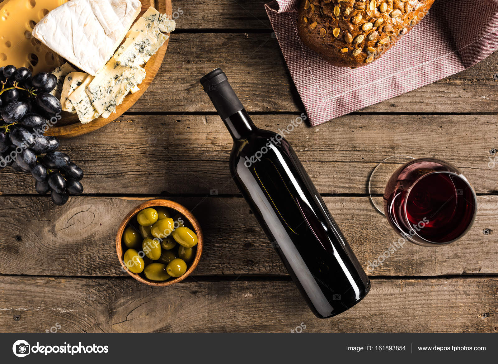 Оливки и белое вино. Вино, хлеб, оливки и сыр — Стоковое