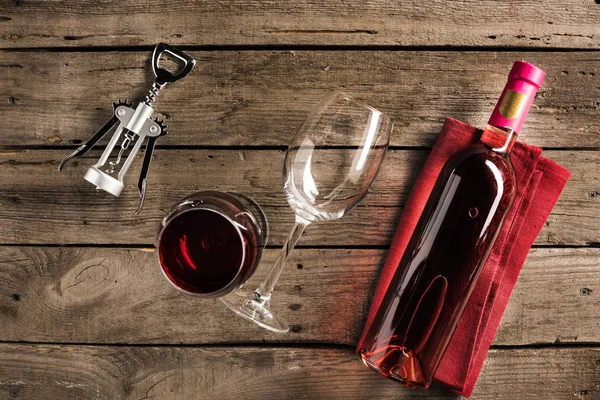 Bottle of pink wine and wineglasses — Stock Photo, Image