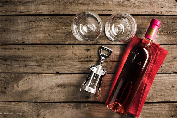 Fles roze wijn en wijnglazen — Stockfoto