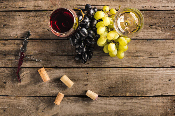 wineglasses with red and white wine