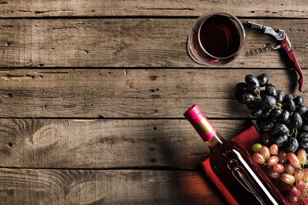Üveg bor, a borospohár és a szőlő — Stock Fotó