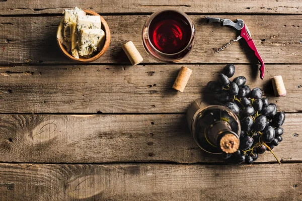 Bottiglia di vino, bicchiere di vino e uva — Foto Stock