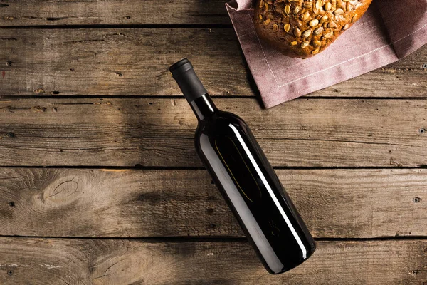 Bottle of red wine and bread — Stock Photo, Image