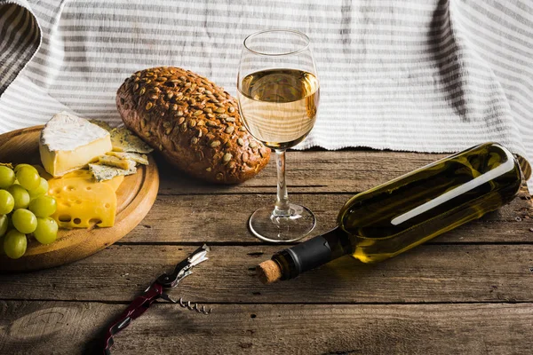 Vino blanco, pan y queso — Foto de Stock