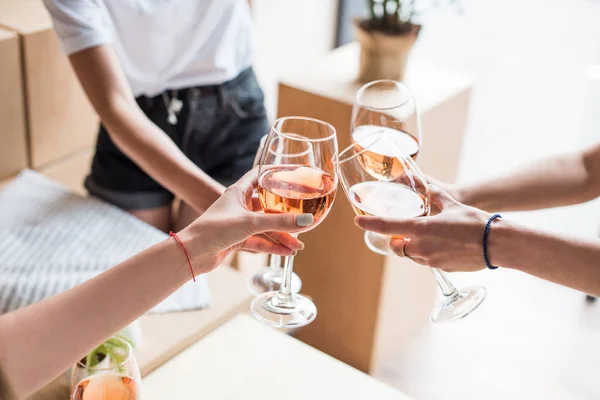 Femmes cliquetis avec des verres à vin — Photo