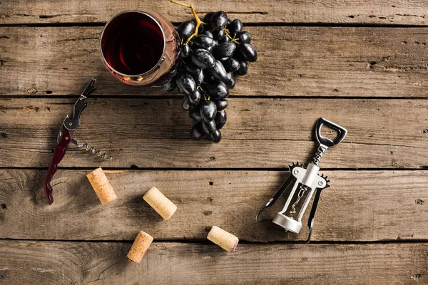 Bir bardak kırmızı şarap ve üzüm