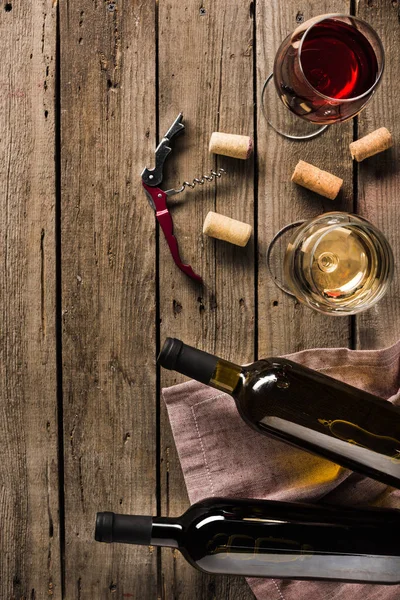 Két üveg bort és wineglasses — Stock Fotó