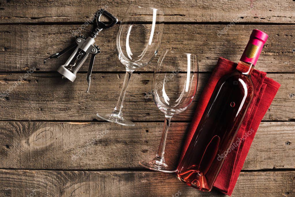 Bottle of pink wine and wineglasses — Stock Photo © AntonMatyukha 161894086