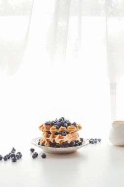 yaban mersini ile lezzetli waffle