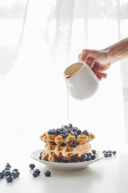 lezzetli waffle bal dökülen kadın