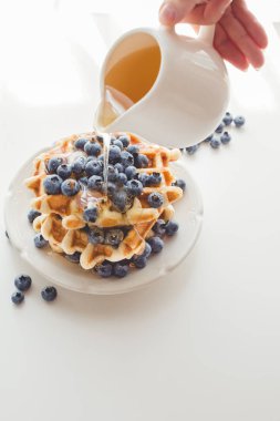 kadın lezzetli waffle şurubu dökme