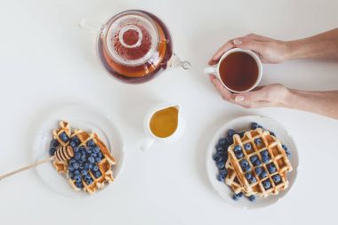Kahvaltı waffle ve çay