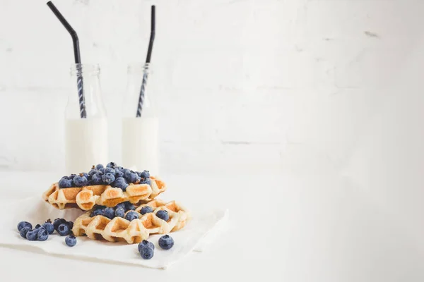 Waffles with blueberries and milk — Stock Photo, Image